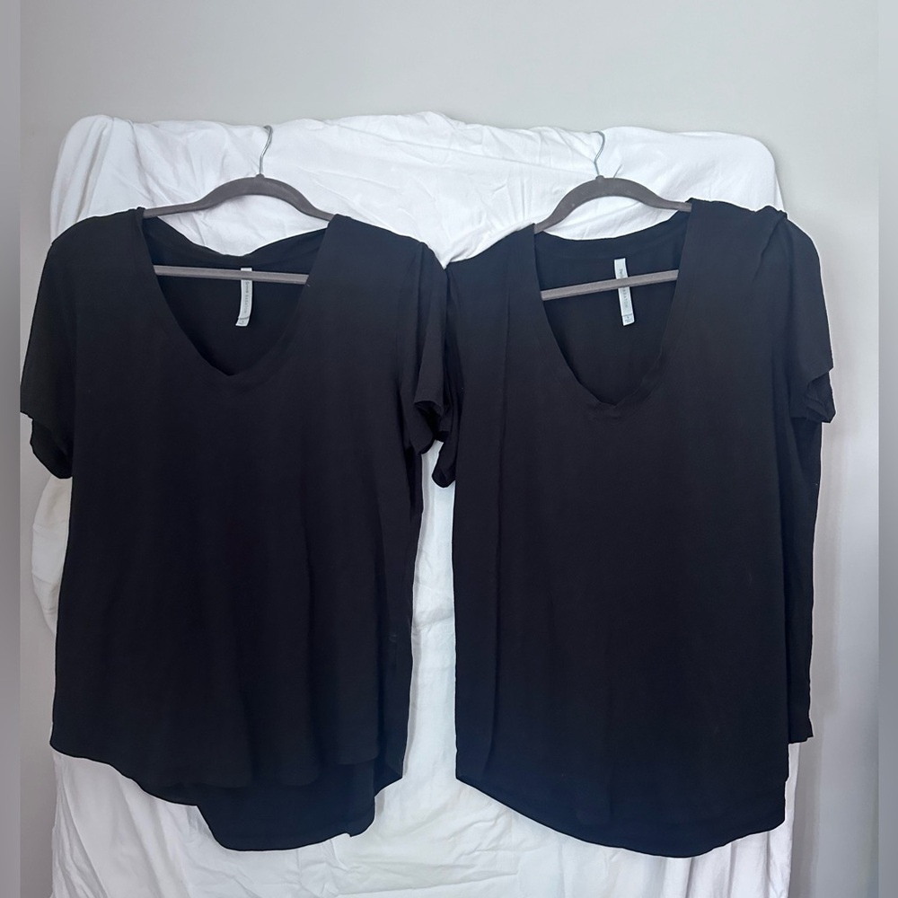 Group Babaton (Aritzia) 2 of the same v- neck shirts in black. Women’s Large